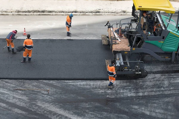 Aszfalt Kövezőmunkás Gép Közúti Építőmunkások Közúti Javítás Helyszínen Közúti Megújítási — Stock Fotó