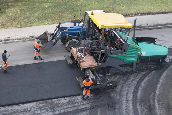 Aszfalt Kövezőmunkás Gép Traktor Úton Javítás Telek Közúti Megújítási Folyamatot — Stock Fotó