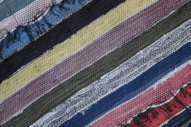 Çizgili desen ile geleneksel rustik halı. Arka plan çok renkli saf kilim