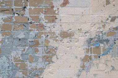 Eski boya ve sıva peeling lekeleri ile tuğla duvar. Arka plan, nadir doku