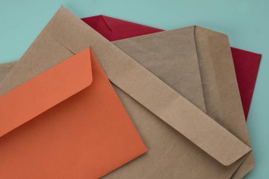 Nane arka plan üzerinde renkli zarf. Posta simgesi