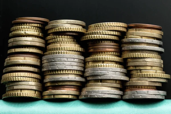 Cuatro Pilas Monedas Euro Cuaderno Turquesa Sobre Fondo Negro Para — Foto de Stock