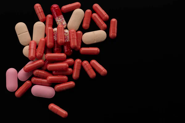 Pile Red Beige Pink Tablets Pills Capsules Black Background Medical — Stock Photo, Image