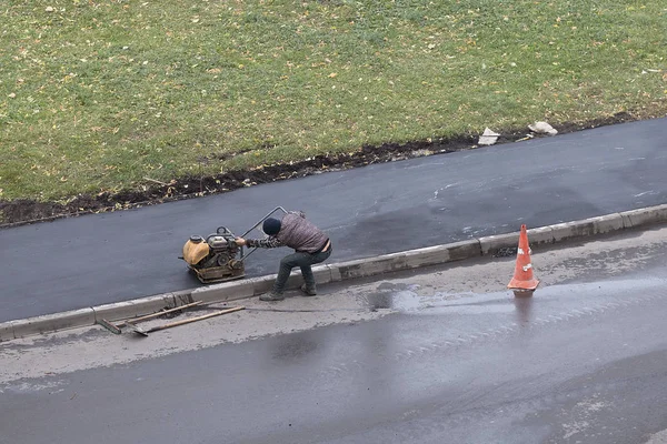 Road Építőipari Munkás Compactes Friss Aszfalt Kézi Mini Hengerrel Vagy — Stock Fotó