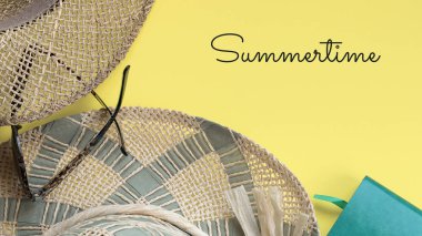 Hasır şapkalar, defter, güneş gözlüğü ve parlak sarı arka plan, kopya alanı üzerinde yaz metin. Yaz konsepti