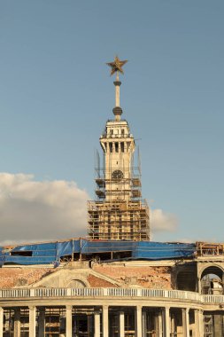 1937'de inşa edilen Kuzey nehir istasyonunun bina iskelesi. Yeniden yapılanma süreci, onarım işleri