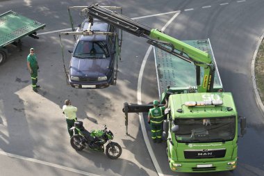 Yükleme ve yanlış Park için bir araba çekme. Moskova/Rusya-Mayıs 2019 görüntü trafik suçu, trafik yasaları, trafik kuralları gibi konular için kullanılabilir