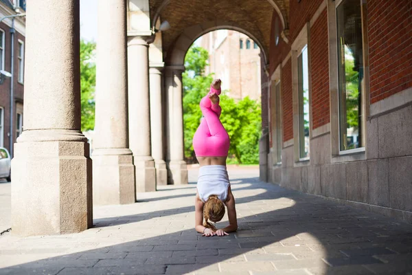 Retrato Chica Rubia Yoga Ciudad Mañana Groningen Mujer Con Pelo — Foto de Stock