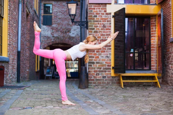 Porträtt Blond Yoga Girl Morgon Staden Groningen Kvinna Med Långa — Stockfoto