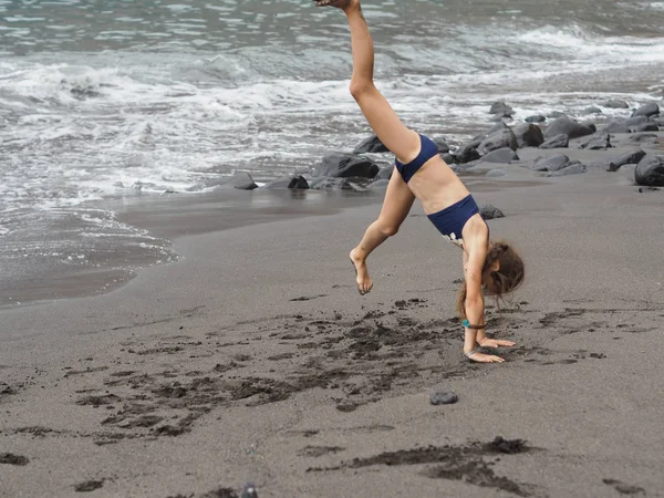 Chica Jugar Una Playa Las Olas Del Mar Jugar Playa — Foto de Stock