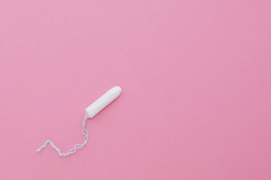 Pembe bir arka plan üzerinde pamuk tampon. Adet döngüsü dönem kavramı