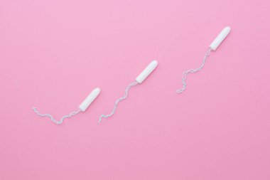 Pembe bir arka plan üzerinde pamuk tampon. Adet döngüsü dönem kavramı