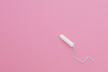 Pembe bir arka plan üzerinde pamuk tampon. Adet döngüsü dönem kavramı
