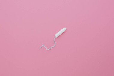 Pembe bir arka plan üzerinde pamuk tampon. Adet döngüsü dönem kavramı