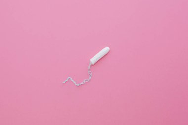 Pembe bir arka plan üzerinde pamuk tampon. Adet döngüsü dönem kavramı