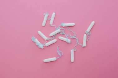 Pembe bir arka plan üzerinde pamuk tampon. Adet döngüsü dönem kavramı
