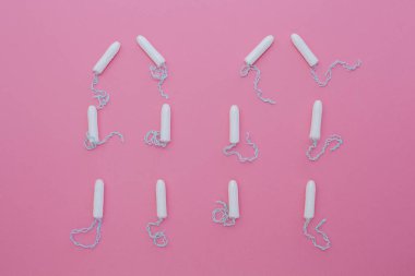 Pembe bir arka plan üzerinde pamuk tampon. Adet döngüsü dönem kavramı
