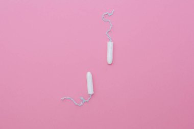 Pembe bir arka plan üzerinde pamuk tampon. Adet döngüsü dönem kavramı