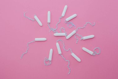 Pembe bir arka plan üzerinde pamuk tampon. Adet döngüsü dönem kavramı