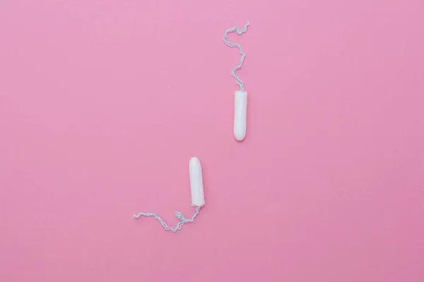 Baumwolltampon auf rosa Hintergrund. Menstruationszyklus-Konzept — Stockfoto