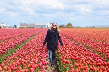 Mavi ceket stand giyen rüya gibi güzel uzun saçlı sarışın kadın