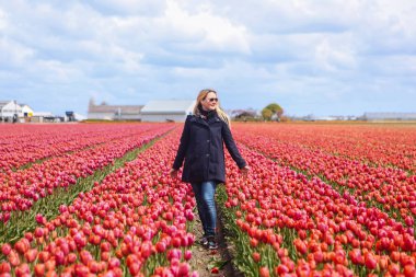 Mavi ceket stand giyen rüya gibi güzel uzun saçlı sarışın kadın