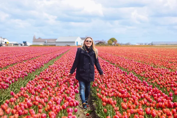 Mavi ceket stand giyen rüya gibi güzel uzun saçlı sarışın kadın