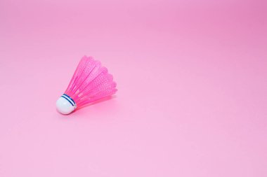 Pembe badminton shuttlecock pembe arka plan üzerinde izole.