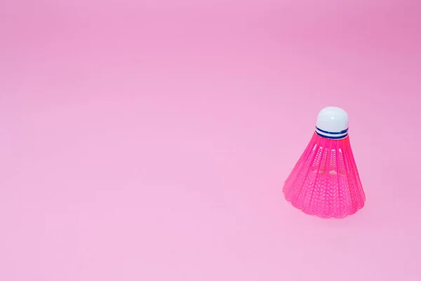 Pink badminton shuttlecock isolado no fundo rosa . — Fotografia de Stock