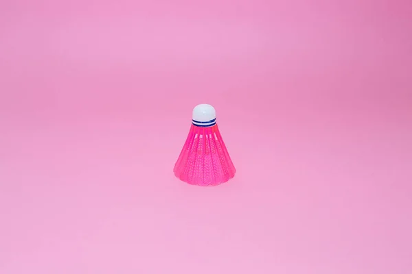 Rosa badmintonbadmintonbollen isolerad på den rosa bakgrunden. — Stockfoto