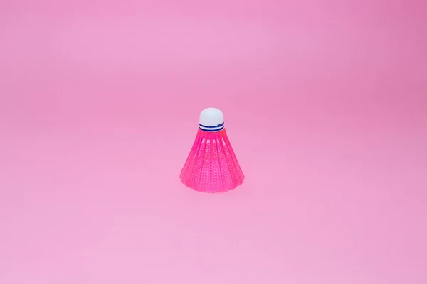 Pink badminton shuttlecock isolado no fundo rosa . — Fotografia de Stock