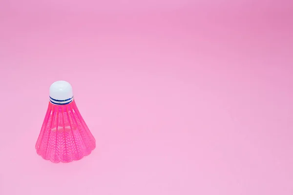 Pink badminton shuttlecock isolado no fundo rosa . — Fotografia de Stock