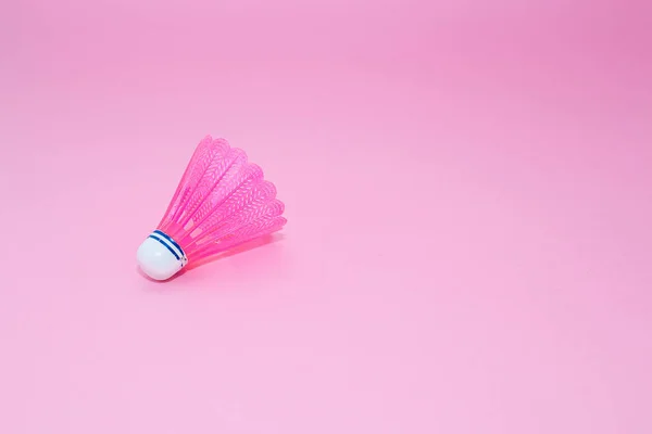 Pink badminton shuttlecock isolado no fundo rosa . — Fotografia de Stock