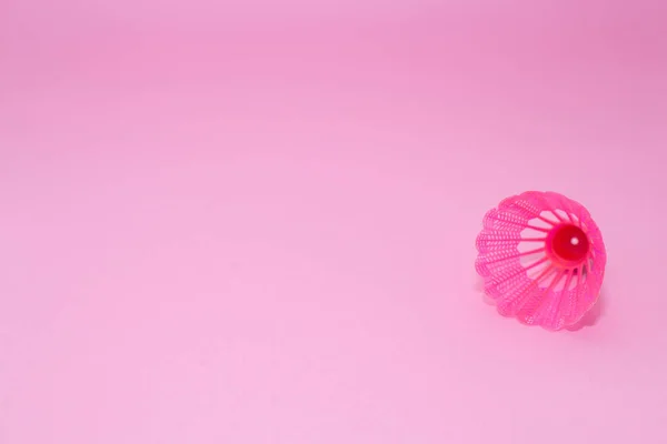 Pink badminton shuttlecock isolado no fundo rosa . — Fotografia de Stock