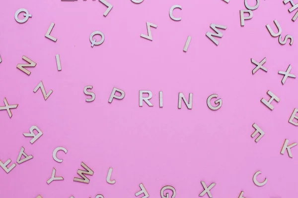 Abc-Buchstaben aus Holz auf rosa Hintergrund — Stockfoto