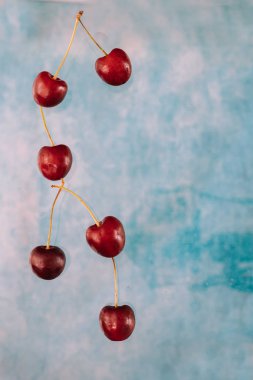 Bl üzerinde levitation hakkında Uçan tatlı kırmızı çilek ile Kompozisyon