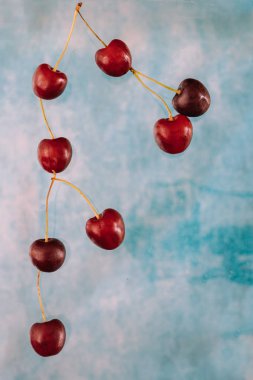 Bl üzerinde levitation hakkında Uçan tatlı kırmızı çilek ile Kompozisyon