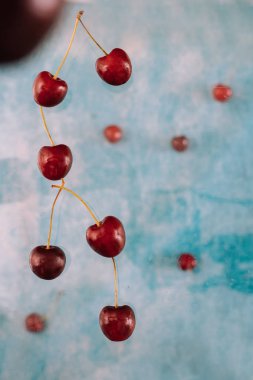 Bl üzerinde levitation hakkında Uçan tatlı kırmızı çilek ile Kompozisyon