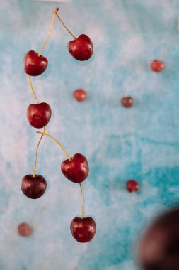 Bl üzerinde levitation hakkında Uçan tatlı kırmızı çilek ile Kompozisyon