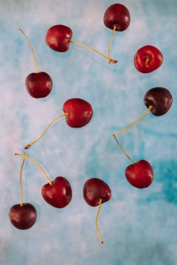 Bl üzerinde levitation hakkında Uçan tatlı kırmızı çilek ile Kompozisyon