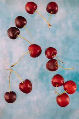Bl üzerinde levitation hakkında Uçan tatlı kırmızı çilek ile Kompozisyon