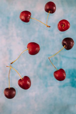 Bl üzerinde levitation hakkında Uçan tatlı kırmızı çilek ile Kompozisyon