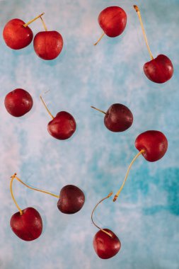 Bl üzerinde levitation hakkında Uçan tatlı kırmızı çilek ile Kompozisyon