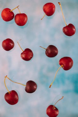 Bl üzerinde levitation hakkında Uçan tatlı kırmızı çilek ile Kompozisyon