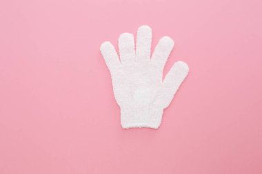 Kadın pembe arka plan üzerinde duş için masaj eldivenpeeling.