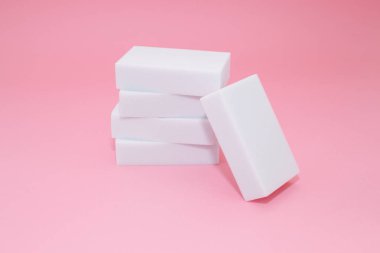 Pembe arka plan üzerinde Melamin sünger yığını