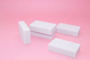 Pembe arka plan üzerinde Melamin sünger yığını