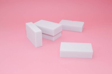 Pembe arka plan üzerinde Melamin sünger yığını