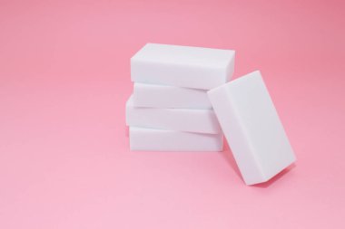 Pembe arka plan üzerinde Melamin sünger yığını