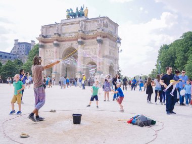 Paris, Fransa. Mayıs 2018. Bir sokak performansı sabun kabarcıkları yapar